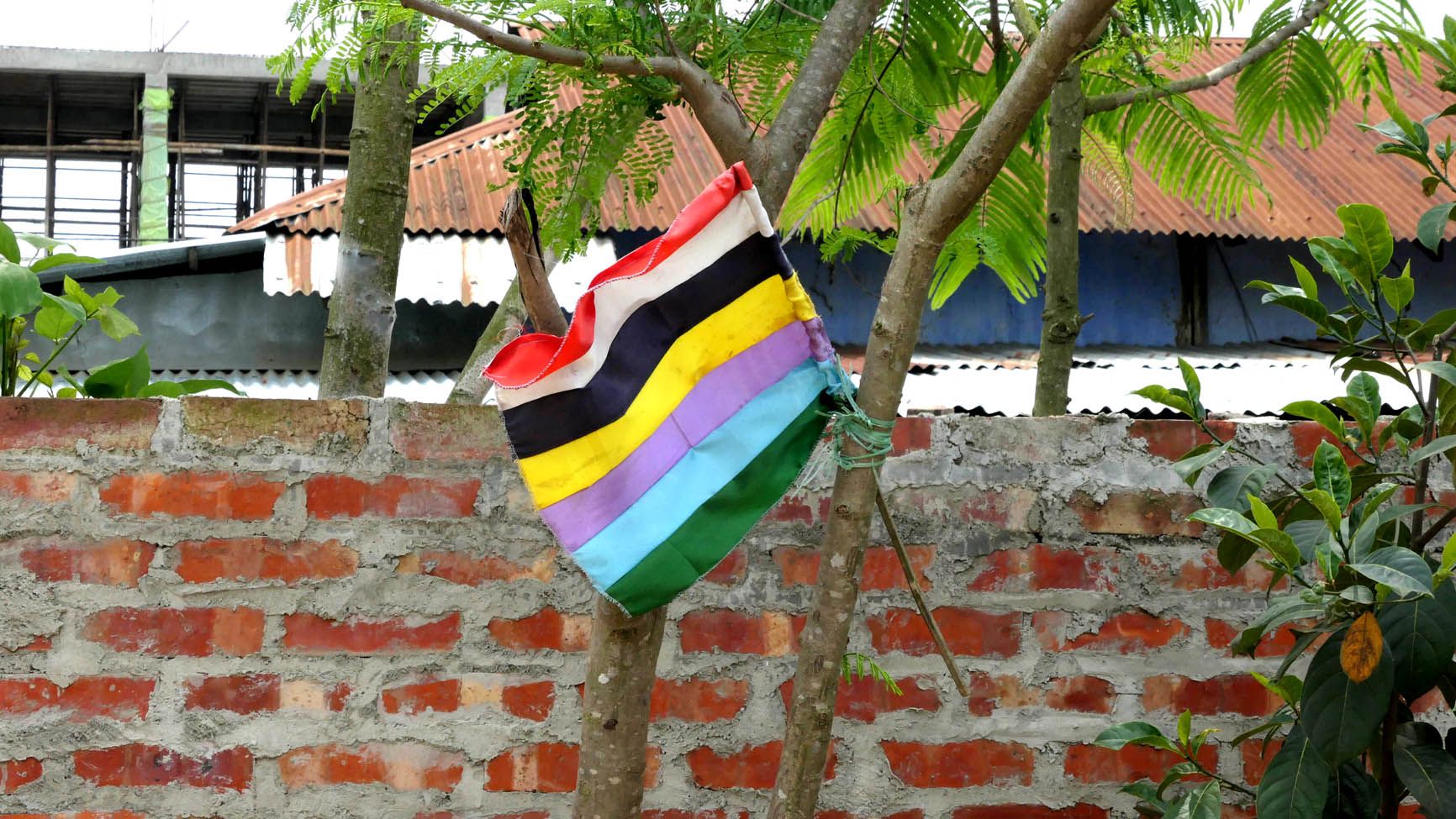 ഏഴുനിറങ്ങൾ തുന്നിച്ചേർത്ത മെയ്‌തെയ്‌ പതാക