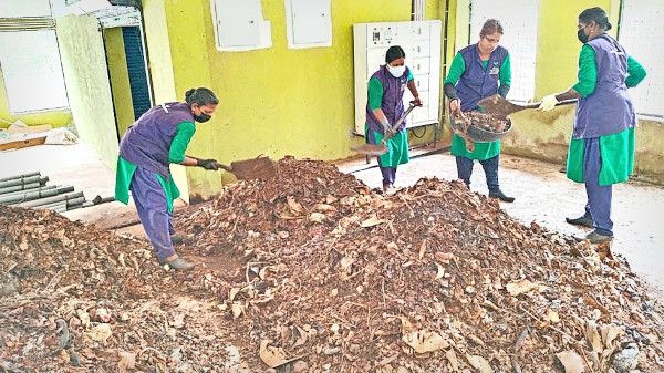 കടമ്പേരിയിലെ വിൻഡ്രോ കമ്പോസ്റ്റിങ്ങ് പ്ലാന്റിൽ തൊഴിലെടുക്കുന്ന ഹരിത കർമസേനാംഗങ്ങൾ
