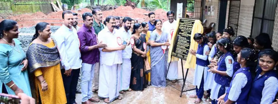 പട്ടികജാതി വികസനവകുപ്പ് ചെമ്മട്ടം വയലിൽ നിർമിച്ച പെൺകുട്ടികൾക്കായുള്ള ഹോസ്റ്റലിന്റെ ശിലാസ്ഥാപനവും ഡിജിറ്റൽ ക്ലാസ് റൂമിന്റെയും കംപ്യൂട്ടർ ലാബിന്റെയും ഉദ്ഘാടനവും കാഞ്ഞങ്ങാട് നഗരസഭ ചെയർപേഴ്സൺ കെ വി സുജാത നിർവഹിക്കുന്നു.