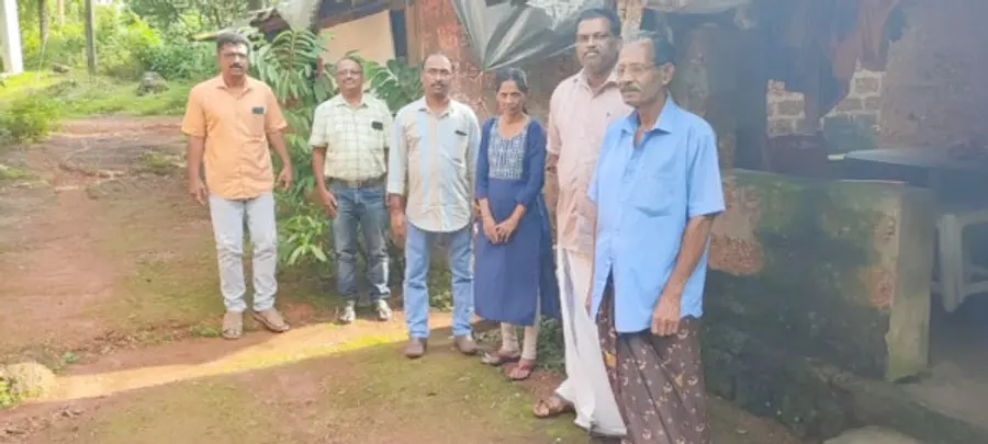 കിനാനൂർ വില്ലേജിലെ രാജീവ് ദശലക്ഷം ഉന്നതിയിൽ റവന്യു ഉദ്യോഗസ്ഥരും താമസക്കാരും  