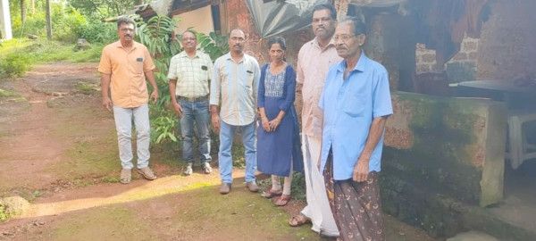 കിനാനൂർ വില്ലേജിലെ രാജീവ് ദശലക്ഷം ഉന്നതിയിൽ റവന്യു ഉദ്യോഗസ്ഥരും താമസക്കാരും  