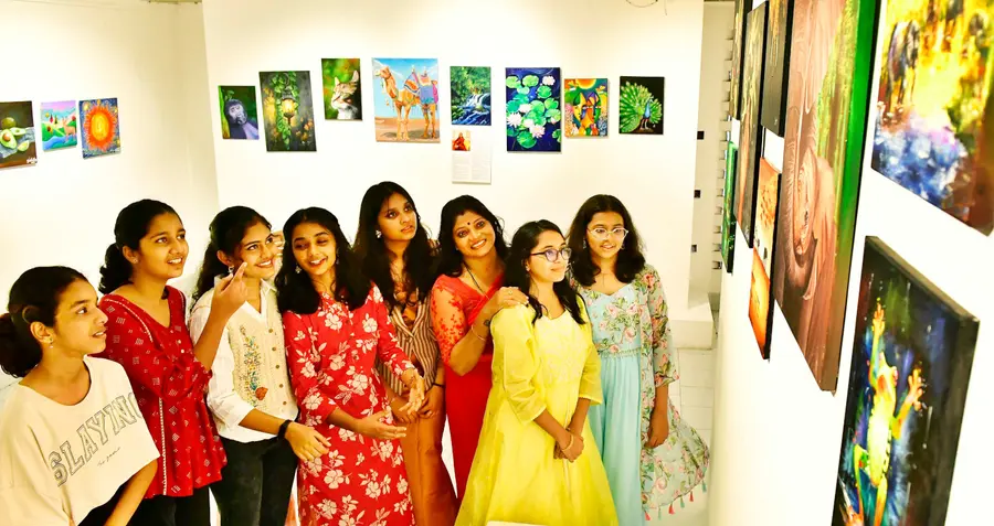 തൃശൂർ ലളിതകലാ അക്കാദമി ആർട്ട് ഗാലറിയിൽ നടക്കുന്ന ‘ലുമിനസ് 17 അകലമരികെ 2025’ ചിത്രപ്രദർശനത്തിൽ നിന്ന്