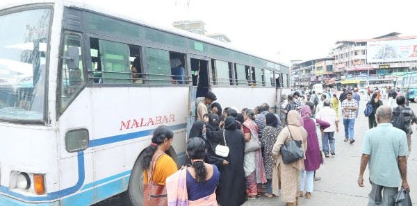 തലശേരി ബസ് സ്റ്റാൻഡിൽ  കെഎസ്​ആർടിസി ബസിൽ കയറാനെത്തിയ യാത്രക്കാർ