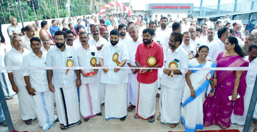 കണ്ണപുരം സഹകരണബാങ്ക് സോളാർ പ്ലാന്റും ഇ വി ചാർജിങ് സ്റ്റേഷനും മന്ത്രി വി എൻ വാസവൻ ഉദ്ഘാടനം ചെയ്യുന്നു