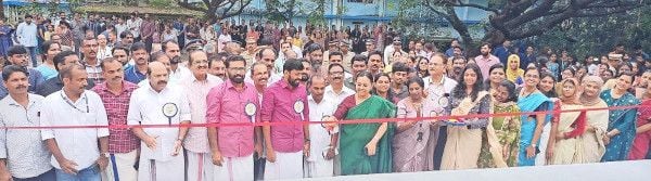 കണ്ണൂർ ഗവ. ആയുർവേദ കോളേജിലെ ഓപ്പൺ എയർ സ്റ്റേജിന്റെ ഉദ്ഘാടനം   ആരോഗ്യ മന്ത്രി വീണാ ജോർജ് നിർവഹിക്കുന്നു