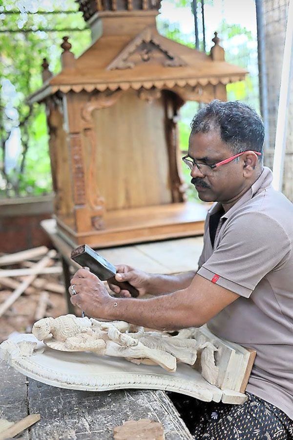 അരവഞ്ചാൽ പുറക്കുന്നിലെ വി വി ഗോപിനാഥൻ ശിൽപ്പനിർമാണത്തിനിടെ