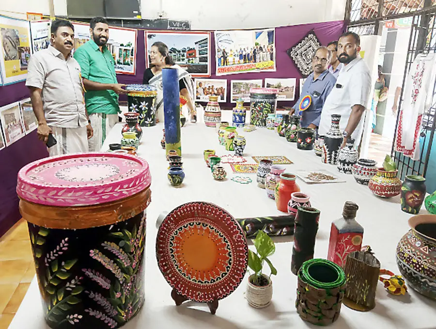 സിന്ധു രാജീവൻ പാഴ് വസ്തുക്കളിൽ നിർമിച്ച വസ്തുക്കളുടെ പ്രദർശനം നഗരസഭാ ചെയർമാൻ എൻ ഷാജിത്ത്,
ഇരിട്ടി ബ്ലോക്ക് സ്റ്റാൻഡിങ് കമ്മിറ്റി ചെയർമാൻ എം രതീഷ് എന്നിവർ കാണുന്നു.