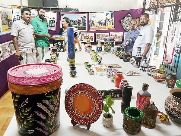 സിന്ധു രാജീവൻ പാഴ് വസ്തുക്കളിൽ നിർമിച്ച വസ്തുക്കളുടെ പ്രദർശനം നഗരസഭാ ചെയർമാൻ എൻ ഷാജിത്ത്​,  ഇരിട്ടി ബ്ലോക്ക്​ സ്റ്റാൻഡിങ്​ കമ്മിറ്റി ചെയർമാൻ എം രതീഷ്​ എന്നിവർ കാണുന്നു.