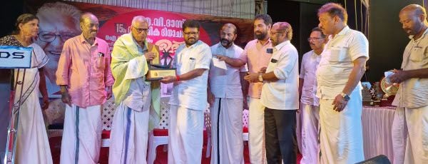മൊകേരി കൂരാറയിൽ നടന്ന പൊതുസമ്മേളനത്തിൽവച്ച്  ഐ വി ദാസ് സ്മാരക പുരസ്‌കാരം  സിപിഐ എം ജില്ലാ സെക്രട്ടറി കെ കെ രാഗേഷ് ഡോ. കെ പി മോഹനന് സമ്മാനിക്കുന്നു ​