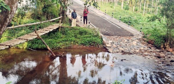 പാലം പണിയുന്ന കുമ്പളപ്പള്ളി ചാലും  നവീകരിച്ച അപ്രോച്ച് റോഡും