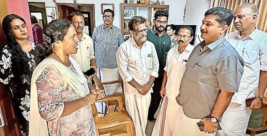 കല്യാശേരി ചിറക്കുറ്റിയിൽ സിപിഐ എം സംസ്ഥാന സെക്രട്ടറിയറ്റംഗം എം സ്വരാജ് റിട്ട. അധ്യാപകൻ
പി പി ഗണേശന്റെ വീട് സന്ദർശിച്ചപ്പോൾ