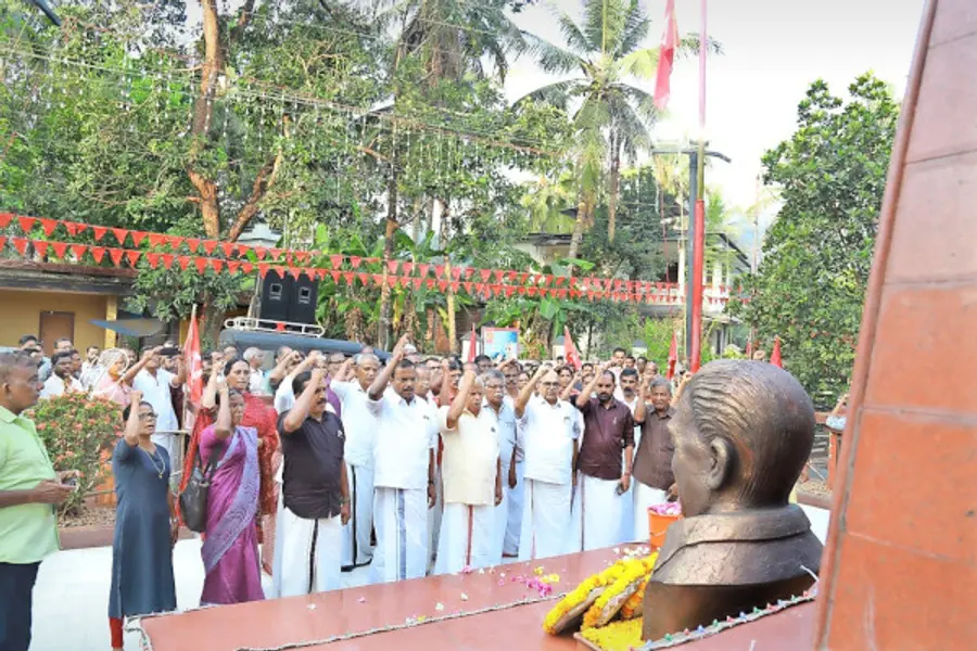 പെരളശേരി ഐവർകുളത്തെ എ കെ ജി സ്മൃതി കുടീരത്തിൽ സിപിഐ എം നേതാക്കൾ പുഷ്പാർച്ചന നടത്തുന്നു