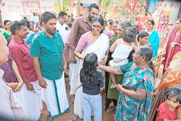  തളിപ്പറന്പ്‌ മണ്ഡലം എൽഡിഎഫ്‌ പൊതുപര്യടനം ഉദ്‌ഘാടനംചെയ്‌തശേഷം  പി സന്തോഷ്‌ കുമാർ എംപിയും സ്ഥാനാർഥി പി കെ ശ്യാമളടീച്ചറും വാണിയങ്കരയിൽ വോട്ടർമാർക്കിടയിൽ 