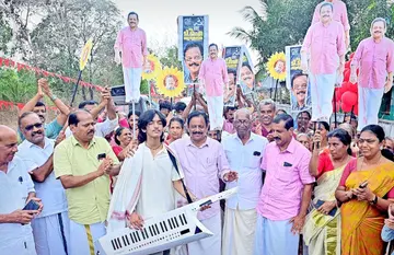 പയ്യന്നൂർ മണ്ഡലം എൽഡിഎഫ് സ്ഥാനാർഥി ടി ഐ മധുസൂദനനെ കാഞ്ഞിരപ്പൊയിലിൽ എം മൽഹാർ കീറ്റാർ വായിച്ചു സ്വീകരിച്ചപ്പോൾ  ഫോട്ടോ/ സുമേഷ് കോടിയത്ത്