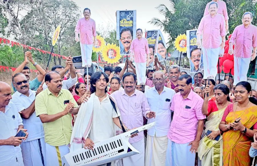 പയ്യന്നൂർ മണ്ഡലം എൽഡിഎഫ് സ്ഥാനാർഥി ടി ഐ മധുസൂദനനെ കാഞ്ഞിരപ്പൊയിലിൽ എം മൽഹാർ കീറ്റാർ വായിച്ചു സ്വീകരിച്ചപ്പോൾ  ഫോട്ടോ/ സുമേഷ് കോടിയത്ത്