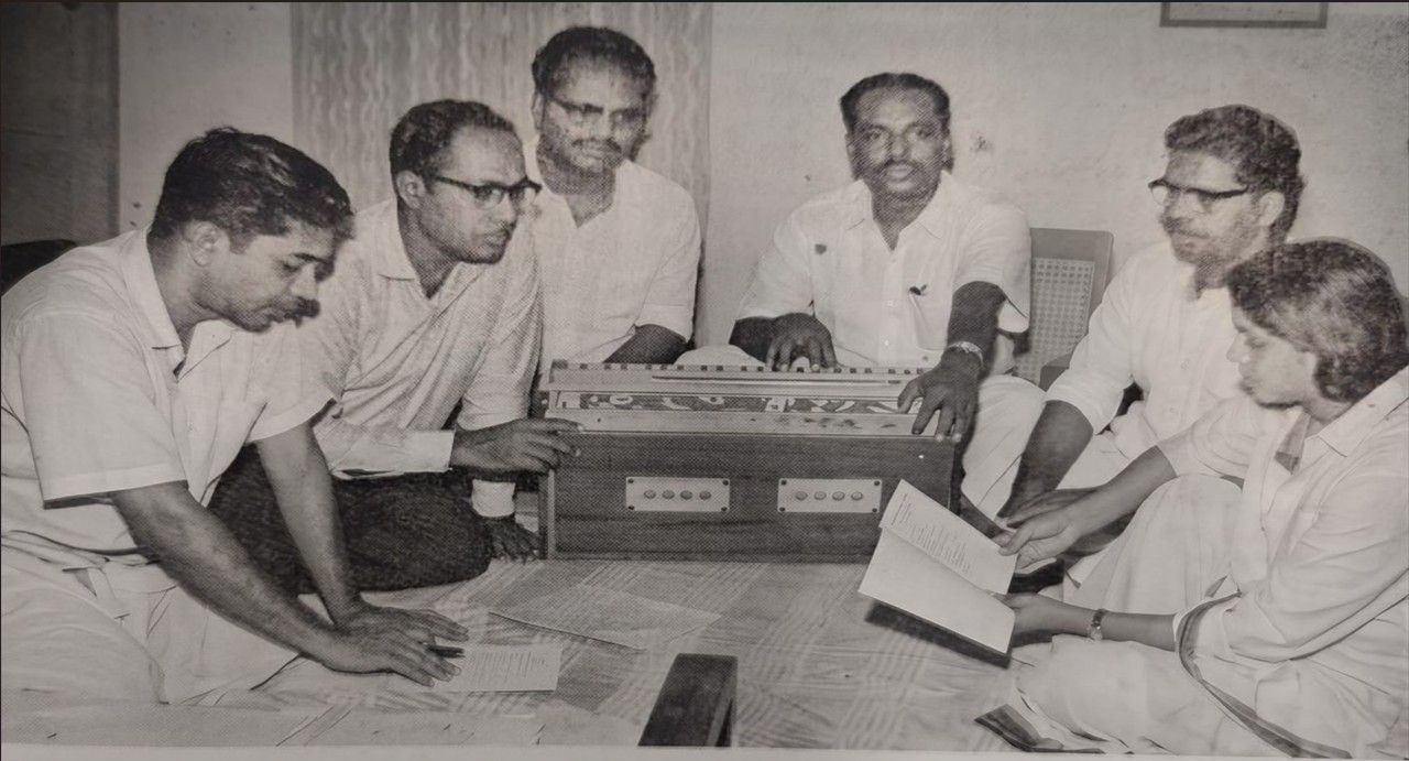‘കളിപ്പാവകള്‍’ സിനിമയുടെ ഗാനങ്ങള്‍ കംപോസ് ചെയ്യുന്നു.  ചിത്രത്തില്‍ സംഗീത സംവിധായകന്‍ ചിദംബരനാഥിനൊപ്പം ആലപ്പി ഷെരീഫും (ഇടത്ത്‌) സുഗതകുമാരിയും (വലത്ത്‌)