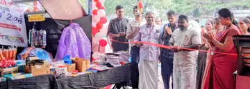 കോട്ടമൈതാനത്തെ ത്രിവേണി സൂപ്പർമാർക്കറ്റിനുമുന്നിൽ ആരംഭിച്ച ജില്ലാ സ്കൂൾ മാർക്കറ്റ് കൺസ്യൂമർഫെഡ് ഡയറക്ടർ എ അബൂബക്കർ ഉദ്ഘാടനം ചെയ്യുന്നു. റീജണൽ മാനേജർ വി ശുഭ സമീപം