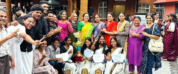 റവന്യൂ ജില്ലാ ടിടിഐ കലോത്സവത്തില്‍ ഓവറോള്‍ നേടിയ മലബാര്‍ ടിടിഐ ടീം ട്രോഫിയുമായി