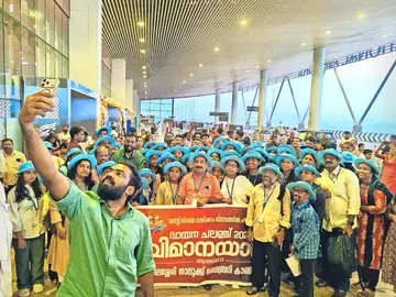 വായനച്ചലഞ്ച് വിജയികളെ യാത്രയയക്കാൻ കണ്ണൂർ വിമാനത്താവളത്തിലെത്തിയ വി കെ സനോജ് എംഎൽഎ
കുട്ടികൾക്കൊപ്പം സെൽഫിയെടുക്കുന്നു