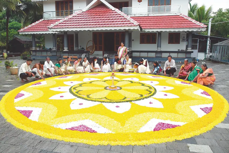 എലപ്പുള്ളി ചൊരയ്ക്കാപ്പള്ളം ഉണ്ണിക്കുട്ടന്റെ വീട്ടിൽ ഒരുക്കിയ ഭീമൻ പൂക്കളം