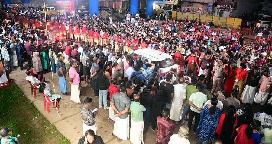 വി എസ് അച്യുതാനന്ദന് അന്ത്യാഭിവാദ്യം അർപ്പിക്കാൻ ചാത്തന്നൂരിൽ എത്തിയവർ