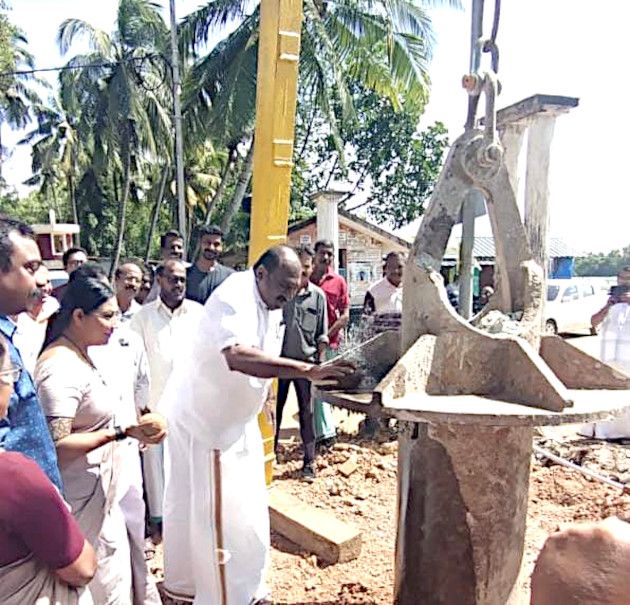 കുമ്പളങ്ങി- അരൂർ പാലം നിർമാണം കൊച്ചി എംഎൽഎ കെ ജെ മാക്സി ഉദ്ഘാടനംചെയ്യുന്നു.  അരൂർ എംഎൽഎ ദലീമ സമീപം