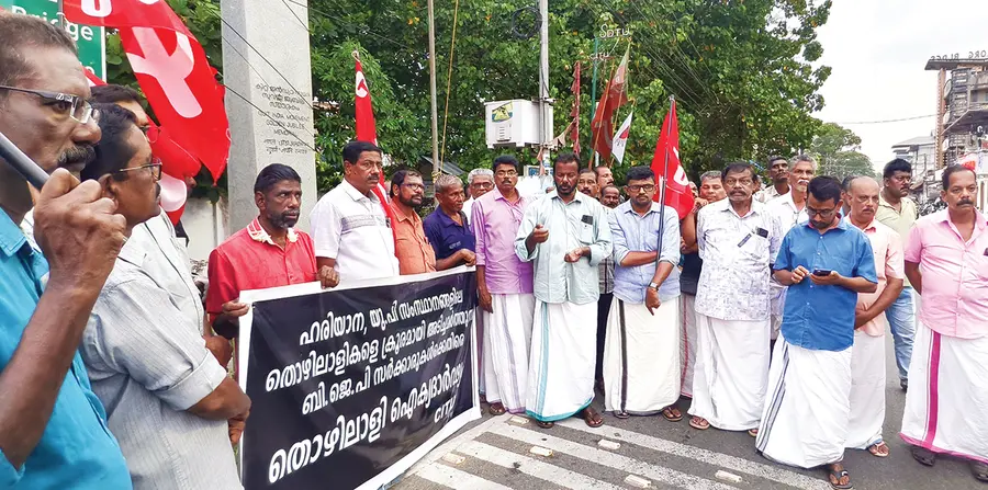 വേതന വർധന ആവശ്യപ്പെട്ട് രാജ്യത്തിന്റെ വിവിധ ഭാഗങ്ങളിൽ തൊഴിലാളികൾ നടത്തുന്ന സമരത്തെ ബിജെപി
സർക്കാരുകൾ അടിച്ചമർത്തുന്നതിൽ പ്രതിഷേധിച്ച് സിഐടിയു ജില്ലാ കേന്ദ്രത്തിൽ നടത്തിയ പ്രകടനവും യോഗവും
ജില്ലാ ജനറൽ സെക്രട്ടറി പി ഗാനകുമാർ ഉദ്ഘാടനംചെയ്യുന്നു