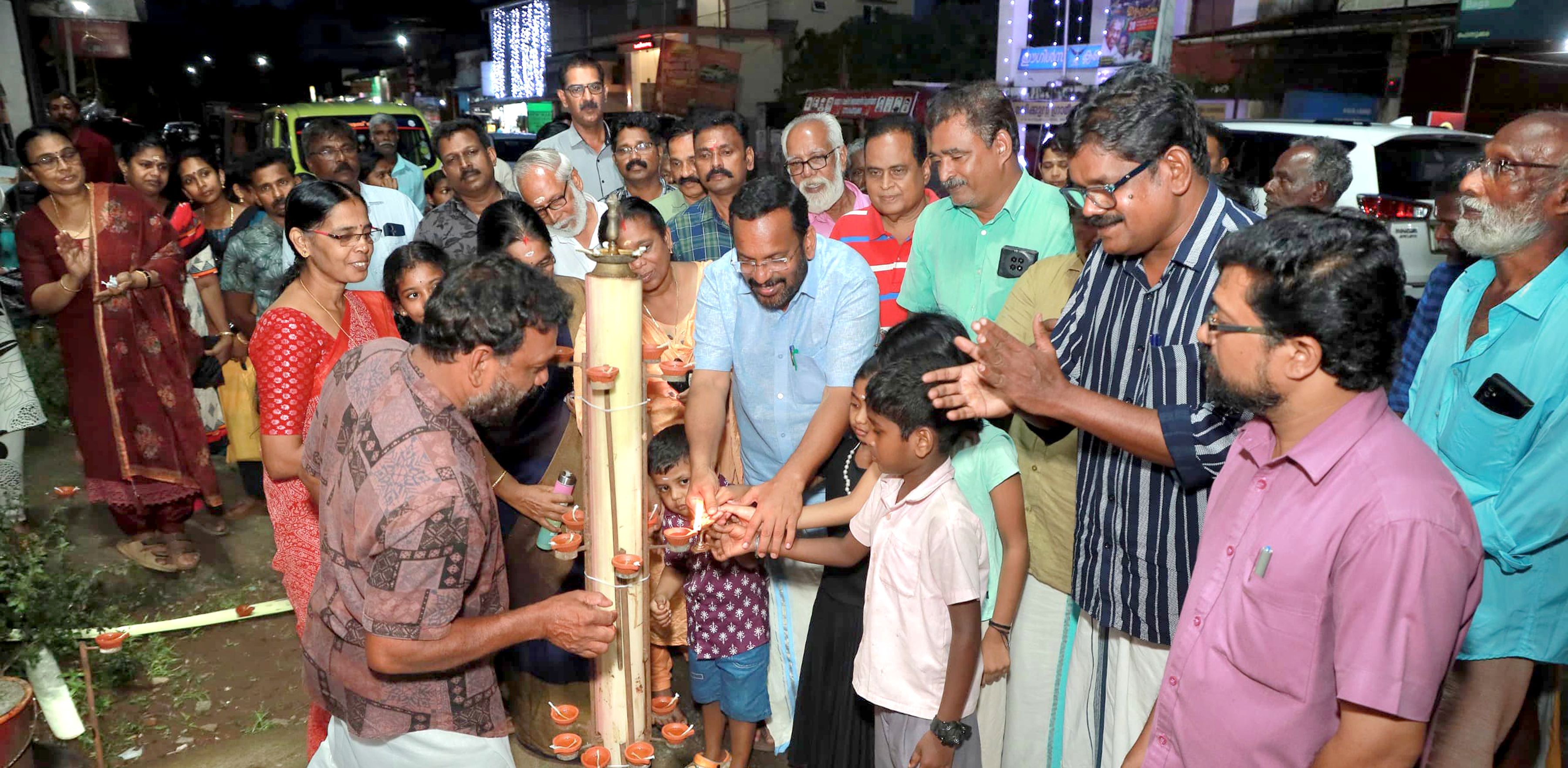 സുവോളജിക്കൽ പാർക്കിന്റെ ഉദ്ഘാടനത്തിന് വിളംബരം അറിയിച്ച്  പുത്തൂരിൽ മന്ത്രി കെ രാജൻ വികസന ദീപം തെളിക്കുന്നു 