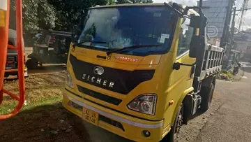 പൊലീസ് കസ്റ്റഡിയിൽ എടുത്ത ടിപ്പർ ലോറി 