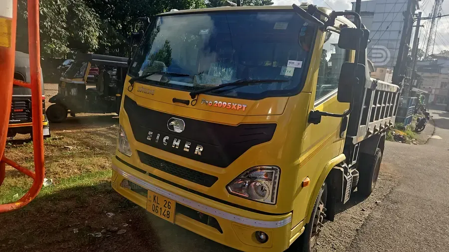 പൊലീസ് കസ്റ്റഡിയിൽ എടുത്ത ടിപ്പർ ലോറി 