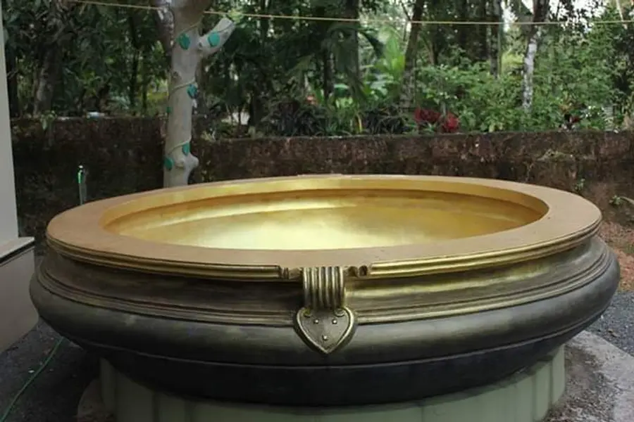 വീട്ടുടമയുടെ മനസ്സിലെ ചിത്രങ്ങളെ കിണറിൻ്റെ ആൾമറയിൽ രൂപപ്പെടുത്തുകയാണ് ജിജീഷ്