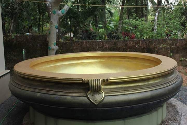 വീട്ടുടമയുടെ മനസ്സിലെ ചിത്രങ്ങളെ കിണറിൻ്റെ ആൾമറയിൽ രൂപപ്പെടുത്തുകയാണ് ജിജീഷ്