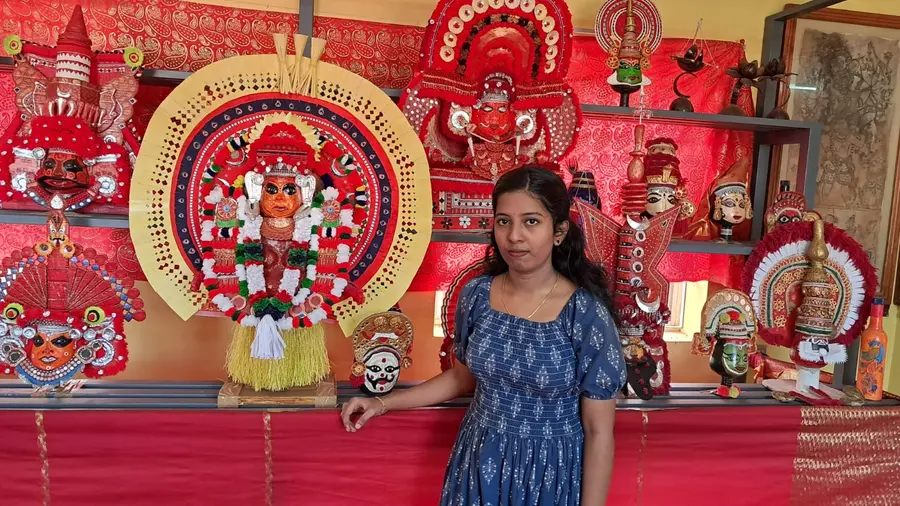 മുഴപ്പിലങ്ങാട് ശ്രീ കൂർമ്പ ഭഗവതി ക്ഷേത്രത്തിനടുത്തുള്ള ഗുരുകൃപ എന്ന വീട്ടിലെ മുറിയിൽ അഗിനയുടെ കരവിരുതിൽ വിരിഞ്ഞ വിവിധ രൂപങ്ങൾ