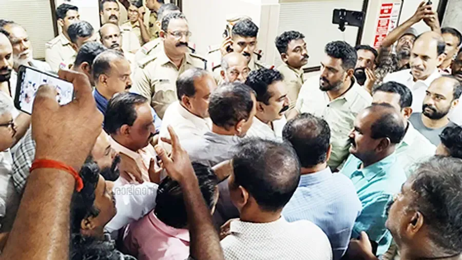 കാട്ടാന ആക്രമണത്തിൽ മരിച്ച രാജമ്മയുടെ മൃതദേഹം പുനലൂർ താലൂക്കാശുപത്രിൽ ഇൻക്വസ്‌റ്റ്‌ ചെയ്യാനുള്ള നീക്കം തടഞ്ഞ്‌ സിപിഐ എം, എൽഡിഎഫ്‌,  കർഷകസംഘം പ്രവർത്തകർ പ്രതിഷേധിക്കുന്നു 