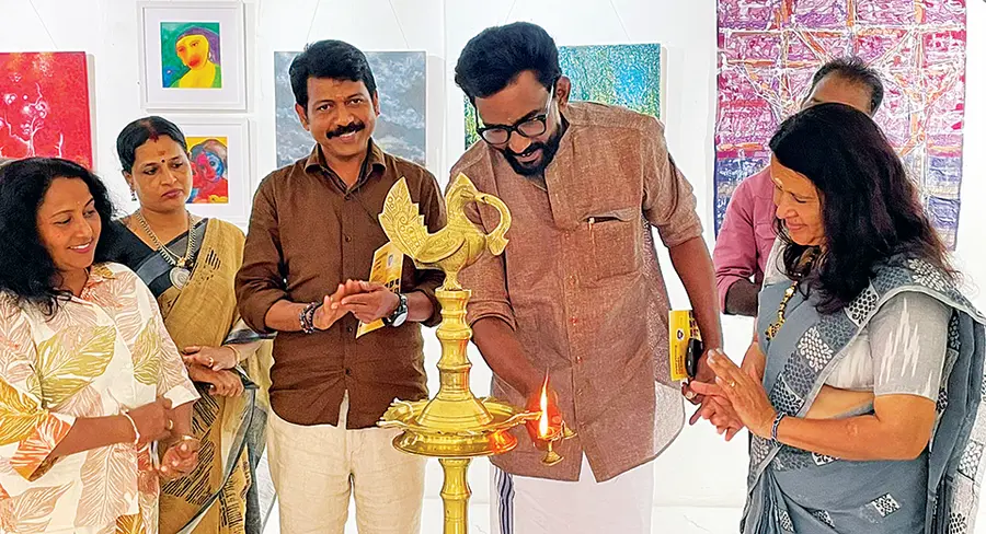 ദി കംപ്ലീറ്റ് ആർട്ട് കൊച്ചിയുടെ "എവരിതിങ്‌ കംസ്‌ ഇൻ ടൈം' കലാ പ്രദർശനം എഴുത്തുകാരൻ  വൈക്കം എം കെ ഷിബു ഉദ്ഘാടനം ചെയ്യുന്നു
