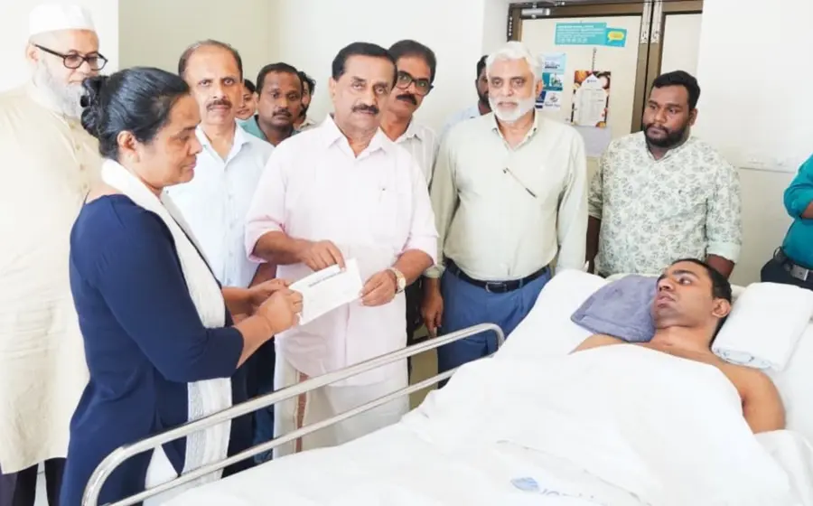 ടിറ്റോ തോമസിന് മുഖ്യമന്ത്രിയുടെ ദുരിതാശ്വാസ നിധിയില്നിന്ന് അനുവദിച്ച 17 ലക്ഷം രൂപയുടെ ചെക്ക് തോട്ടത്തില് രവീന്ദ്രന് എംഎല്എ ടിറ്റോയുടെ അമ്മയ്ക്ക് കൈമാറുന്നു