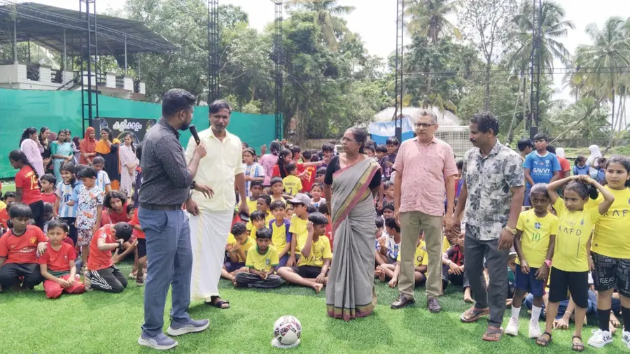 അരൂക്കുറ്റി മറ്റത്തിൽഭാഗം സ്‌കൂൾ ലഹരിക്കെതിരെ സംഘടിപ്പിച്ച ആയിരംഗോൾ കായികമേള ബ്ലോക്ക്‌ പഞ്ചായത്ത്‌ പ്രസിഡന്റ്‌ വി ആർ രജിത ഉദ്‌ഘാടനംചെയ്യുന്നു