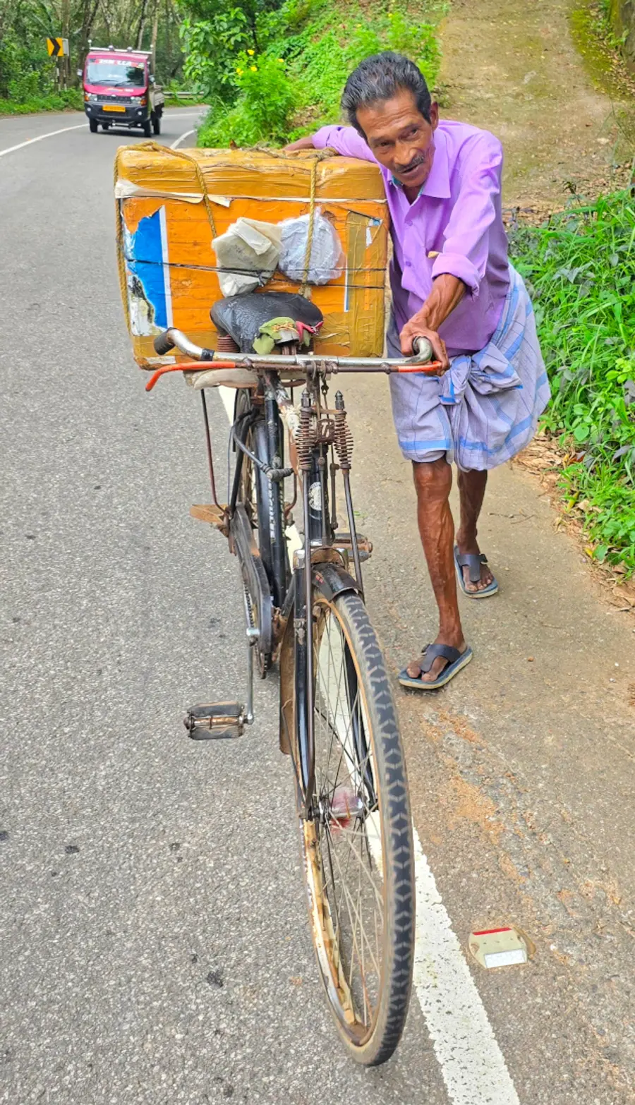 ബാബു സെെക്കിളിൽ ഐസ് ക്രീം  കച്ചവടം നടത്തുന്നു 