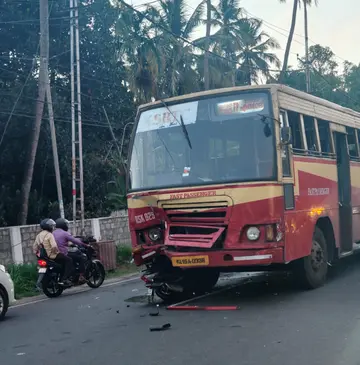 അപകടത്തിൽപ്പെട്ട കെഎസ്ആര്‍ടിസി ബസ്. സ്‌കൂട്ടർ ബസിനടിയിലേക്ക്  ഇടിച്ചു കയറിയ നിലയില്‍