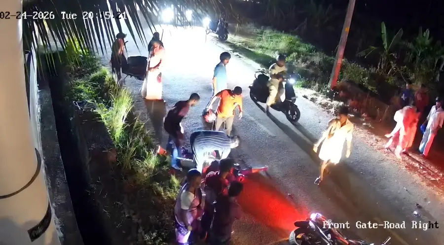 അപകടത്തിൽപ്പെട്ട യുവാവിന് ഡോക്ടർ അജയകുമാർ സിപിആർ നൽകുന്നു (സിസിടിവി ദൃശ്യം) ഇൻസെറ്റിൽ ഡോ. അജയകുമാർ