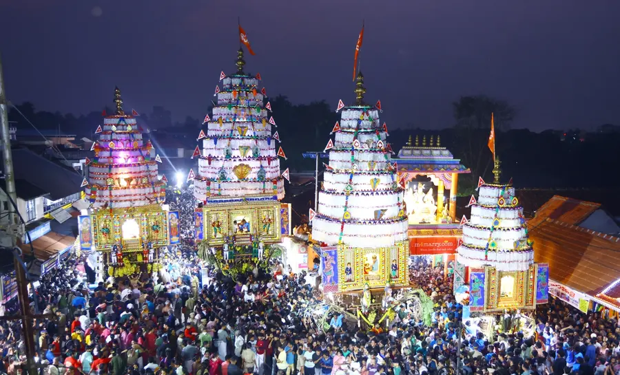 കൽപ്പാത്തി രഥോത്സവത്തിന്റെ സമാപന ദിവസം വൈകിട്ട് കൽപ്പാത്തി തേരുമുട്ടിക്ക് സമീപം രഥങ്ങളെത്തിയപ്പോൾ