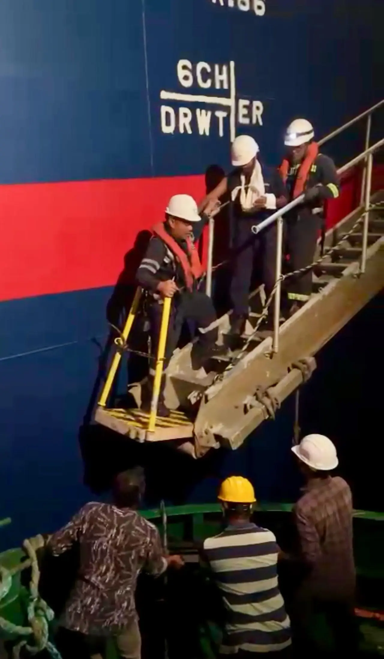 കപ്പലിൽ നിന്നും ഡഗ്ഗിലേക്ക് കയറ്റുന്നു