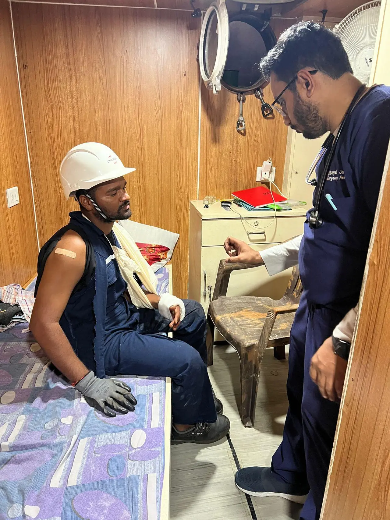 പരിക്കേറ്റ ജീവക്കാരൻ കപ്പലിൽ