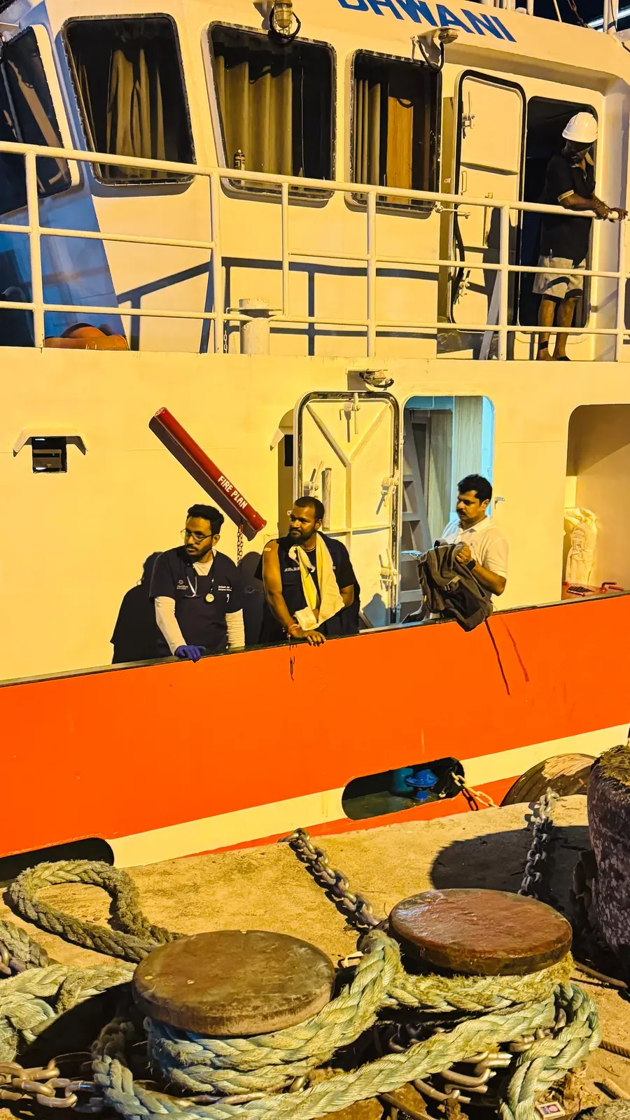 പരിക്കേറ്റ ജീവനക്കാരനെ കരയിലേക്ക് എത്തിക്കുന്നു