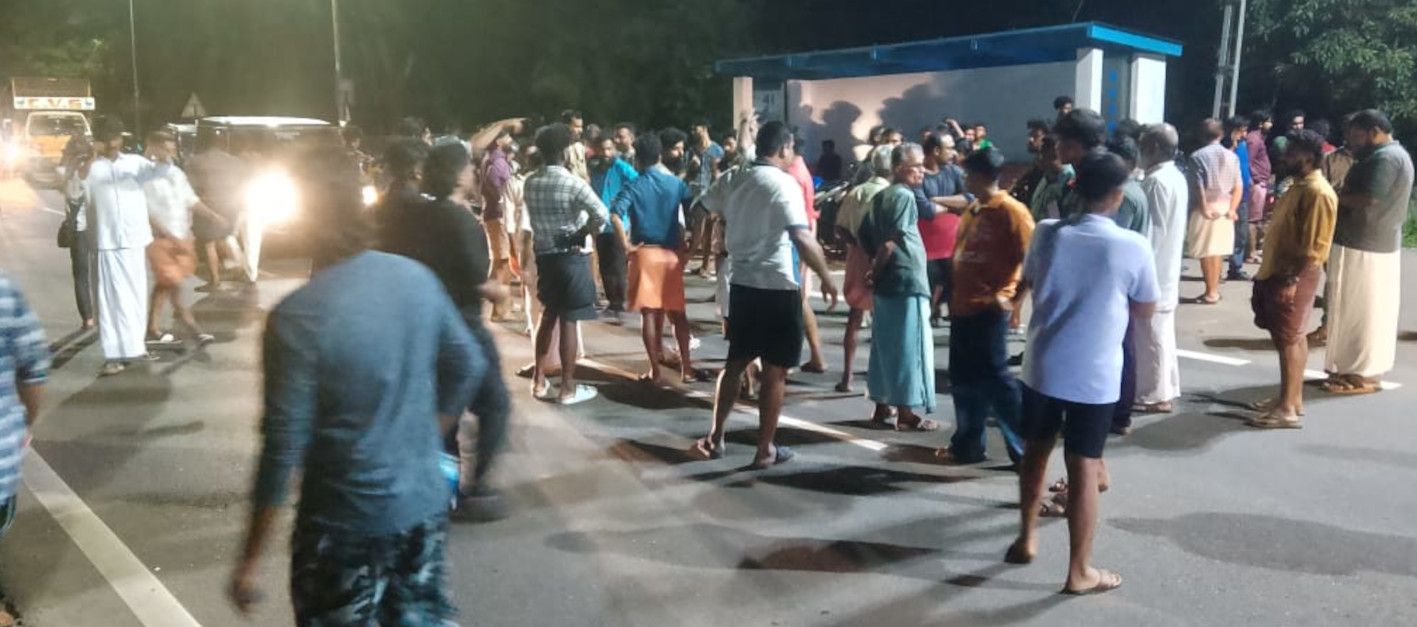 മുള്ളൂർക്കര ആറ്റൂരിൽ ജനവാസ മേഖലയിൽ കാട്ടാന ശല്യം പതിവായതോടെ രോഷാകുലരായ നാട്ടുകാർ  സംസ്ഥാനപാത ഉപരോധിക്കുന്നു