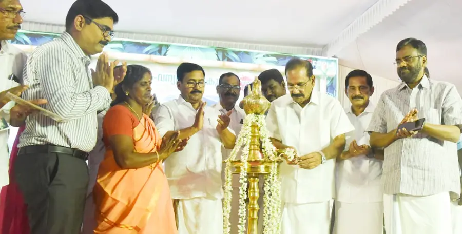 വനം–വന്യജീവി വകുപ്പിന്റെ പൂർത്തിയായ വിവിധ പദ്ധതികൾ നെന്മാറ ഫ്ലയിങ് സ്‌ക്വാഡ് ഓഫീസ് പരിസരത്ത് മന്ത്രി എ കെ ശശീന്ദ്രന്‍ ഉദ്​ഘാടനംചെയ്യുന്നു