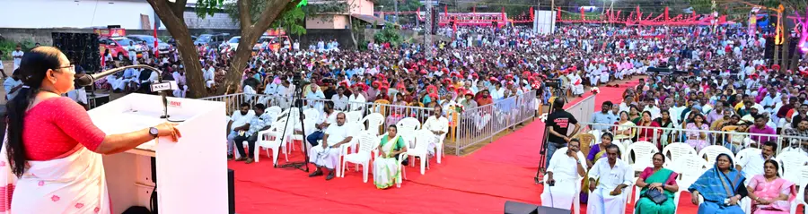 ഷൊർണൂർ മണ്ഡലത്തിലെ കുളപ്പുള്ളിയിലെ എൽഡിഎഫ് വികസന മുന്നേറ്റ ജാഥാ സ്വീകരണ കേന്ദ്രത്തിൽ സിപിഐ എം കേന്ദ്രകമ്മിറ്റിയംഗം കെ എസ് സലീഖ സംസാരിക്കുന്നു