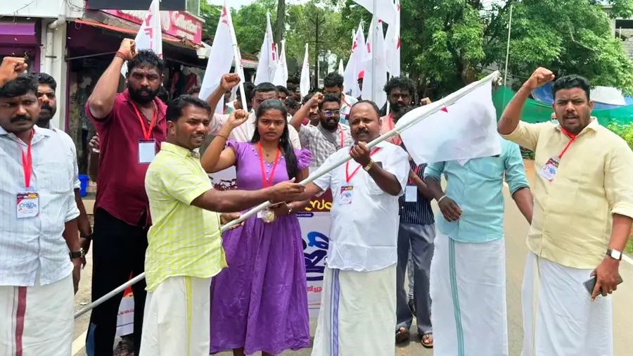 ഡിവൈഎഫ്ഐ മാരാരിക്കുളം വടക്ക് ഗ്രാമ പഞ്ചായത്ത് കമ്മിറ്റിയുടെ നേതൃത്വത്തിൽ കാൽനട പ്രചരണ ജാഥ പര്യടനം മാരാരിക്കുളത്ത് ഡിവൈഎഫ്ഐ ജില്ലാ ജോയിന്റ് സെക്രട്ടറി ആർ അശ്വിൻ ഉദ്ഘാടനംചെയ്യുന്നു
