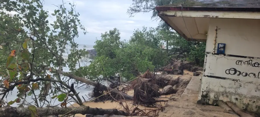 സ്നേഹതീരം ബീച്ചിന് സമീപമുണ്ടായ കടലേറ്റം