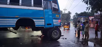 അപകടത്തിൽപ്പെട്ട ബസിന്റെ ടയറുകൾ വേർപെട്ട നിലയിൽ 